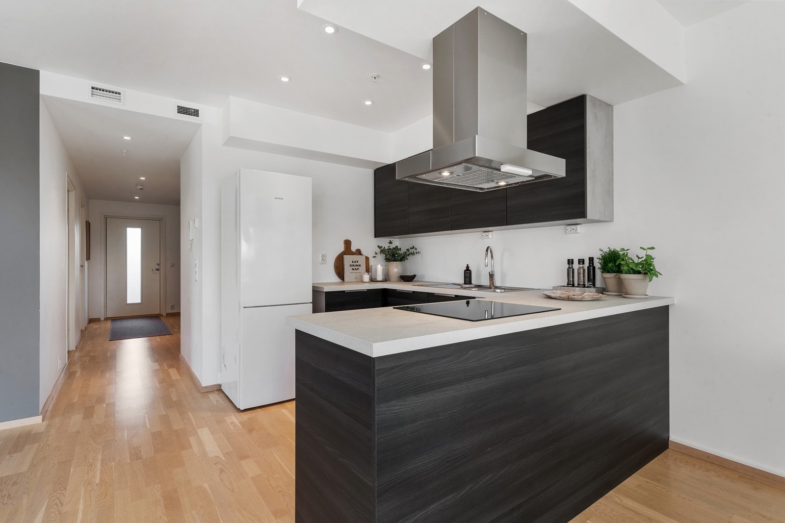 Praktisk kjøkken med integrerte hvitevarer og frittstående kjøleskap (medfølger). Galleribilde