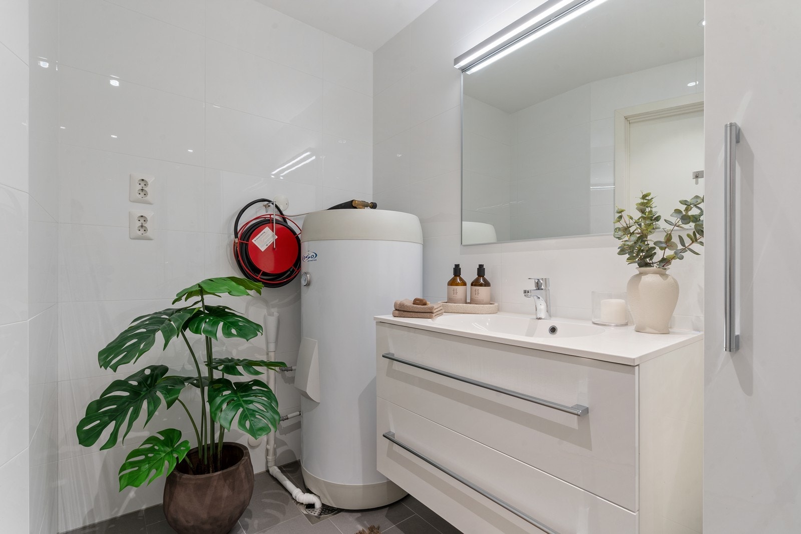 Opplegg for vaskemaskin/tørketrommel. Galleribilde