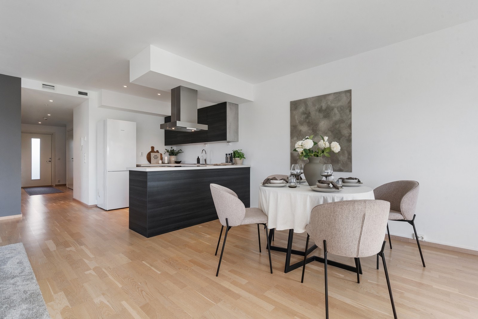 Moderne kjøkkeninnredning som er en del av stuen. Galleribilde