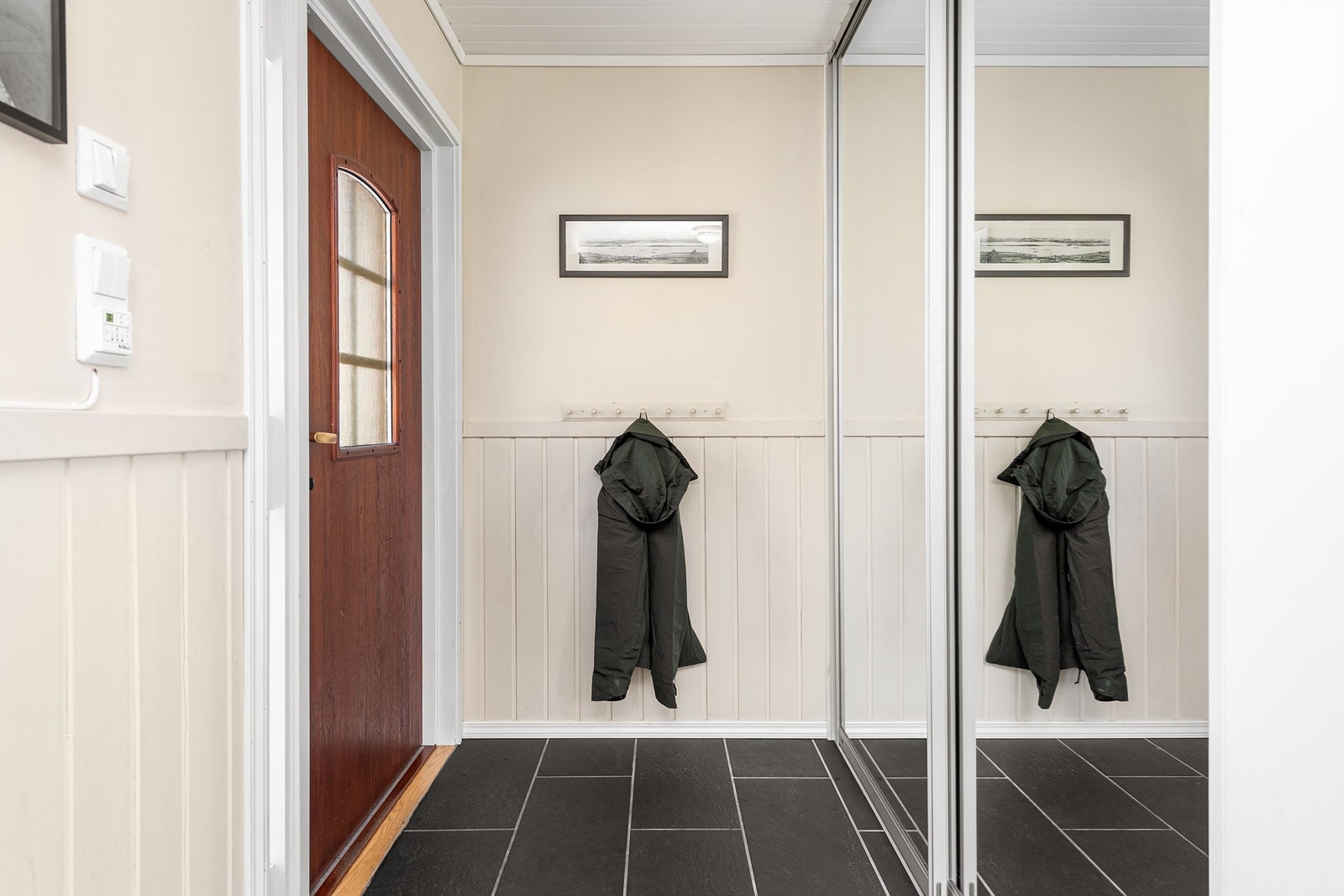 Entré med skyvedørsgarderobe med speilfronter Galleribilde