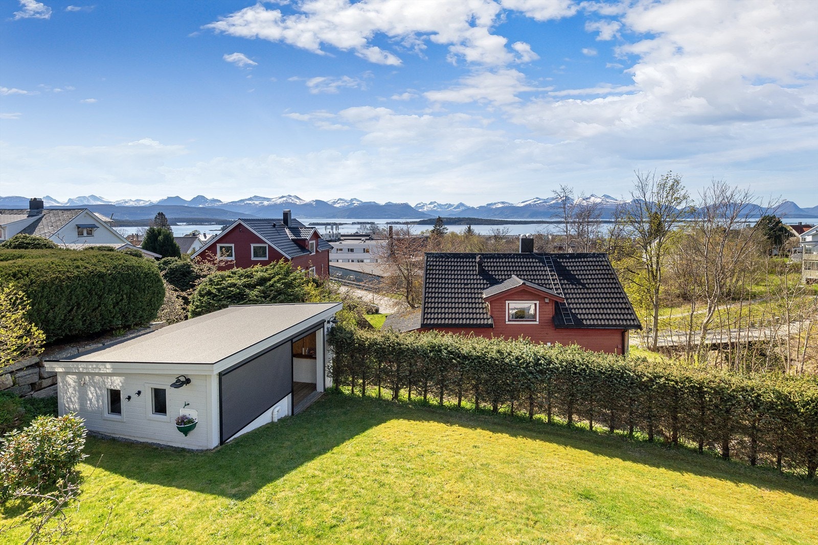 Upåklagelig utsikt fra verandaen! Sørvendt med lang solgang. Galleribilde