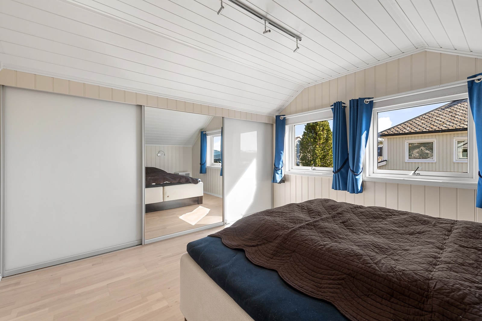 Hovedsoverom med skyvedørsgarderobe Galleribilde