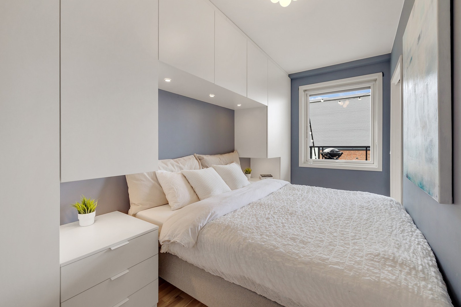 Delikat og pent soverom som har godt med oppbevaring i plassbygde skap. Galleribilde