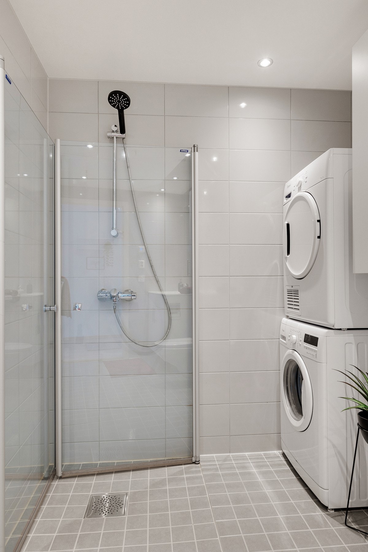 Opplegg for vaskemaskin og tørketrommel. Galleribilde