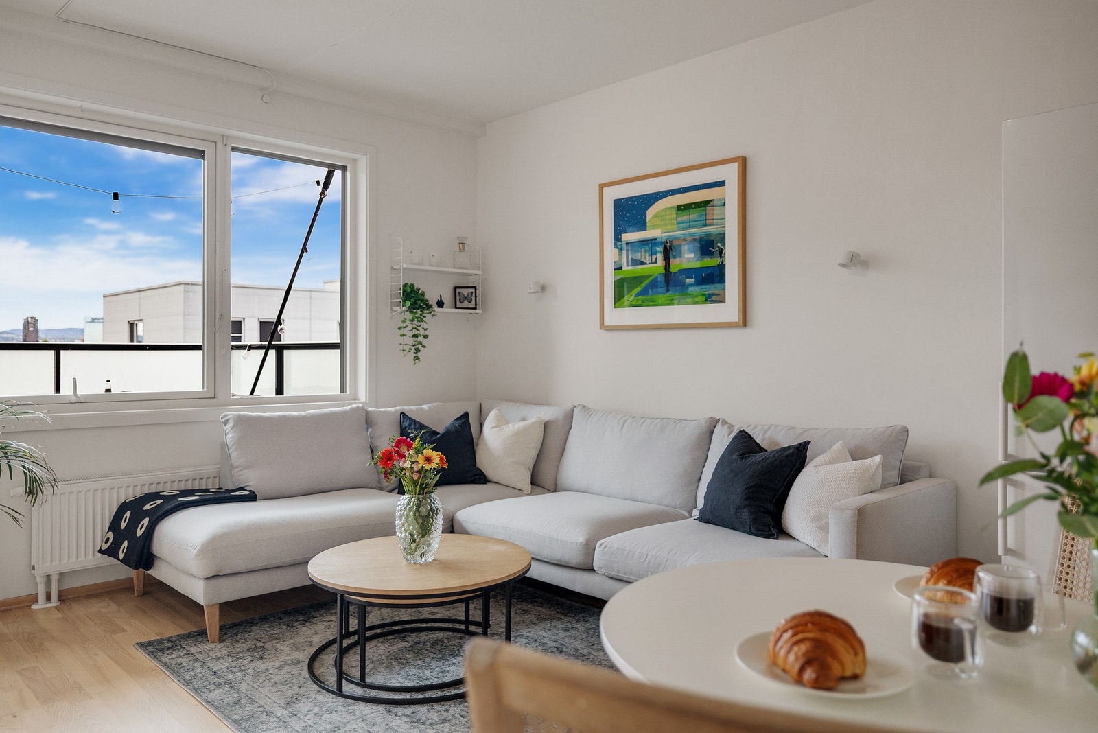 Boligens store vindusflater sikrer rikelig med naturlig lysinnslipp. Galleribilde