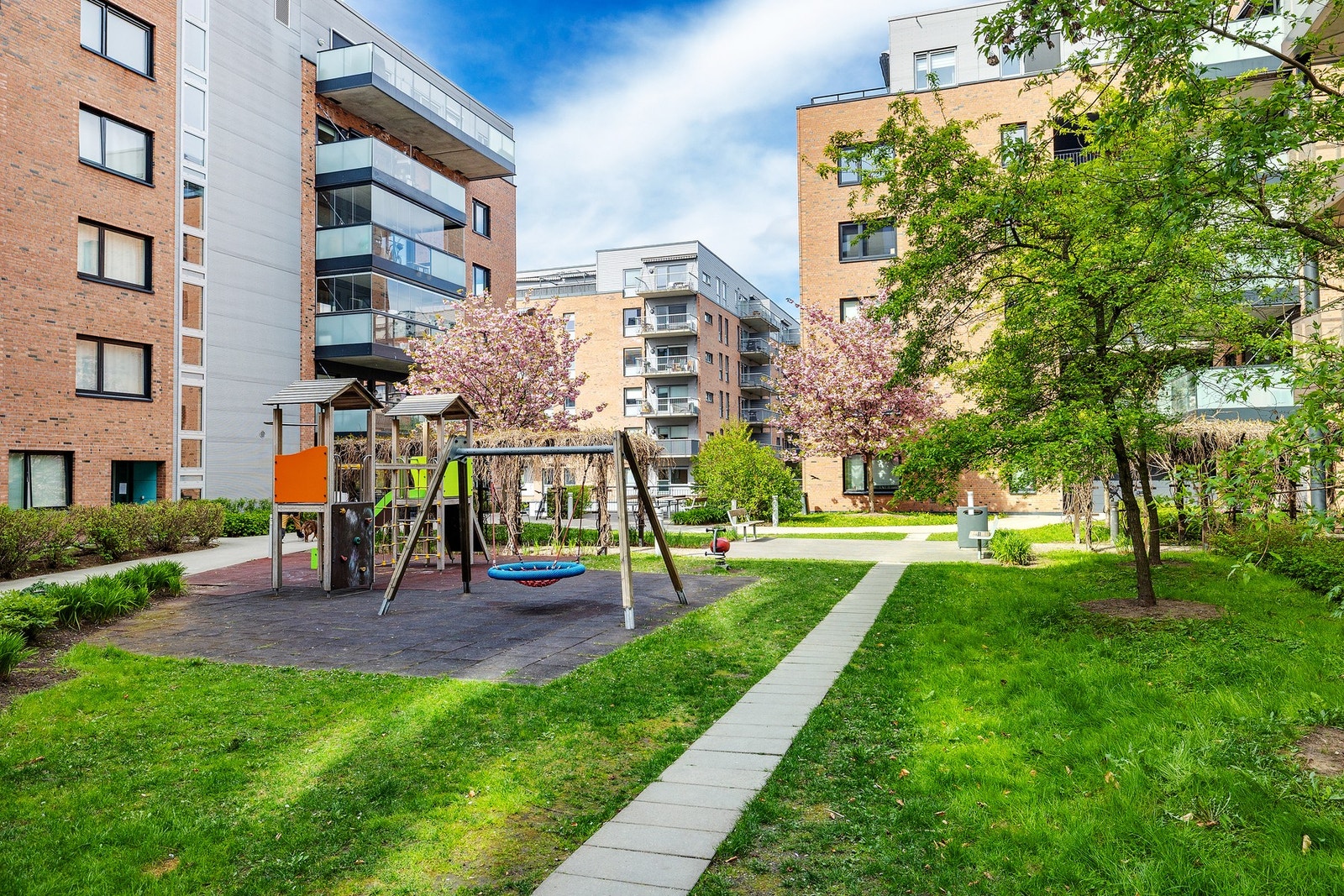 Nærområdet er pent opparbeidet med plen, sittebenker og lekeplass. Galleribilde