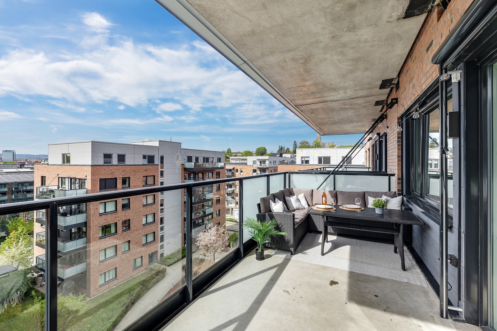 God plass til utemøbler og beplanting. Galleribilde