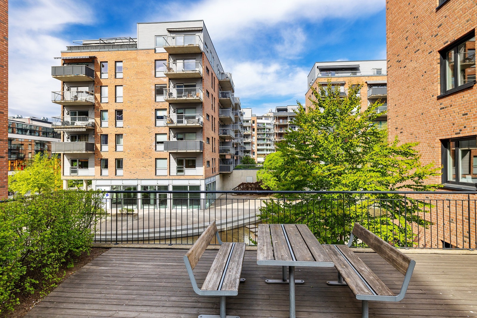 Sittebenker for beboerne. Galleribilde