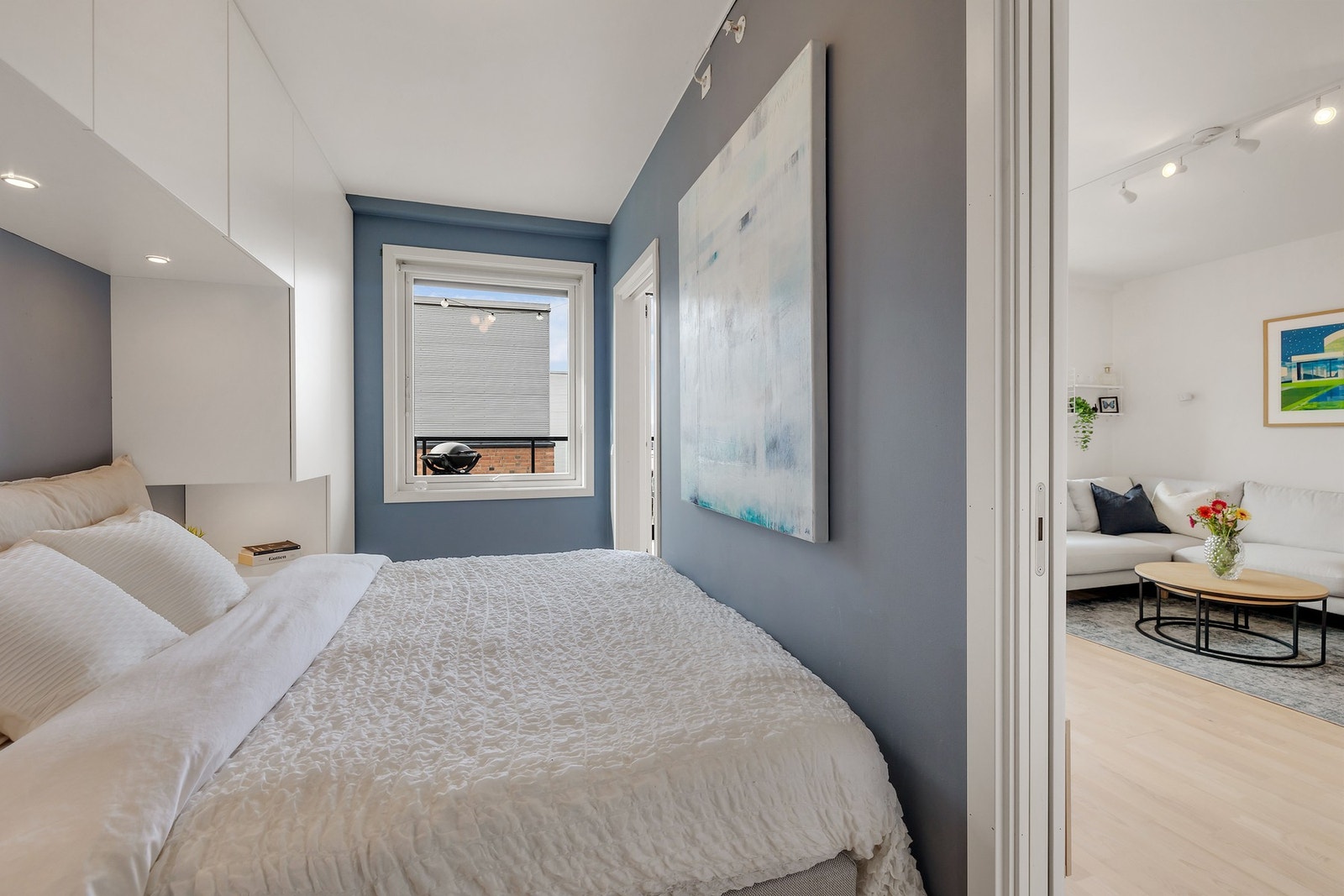 Rommet er holdt i en moderne og klassisk fargetone. Galleribilde