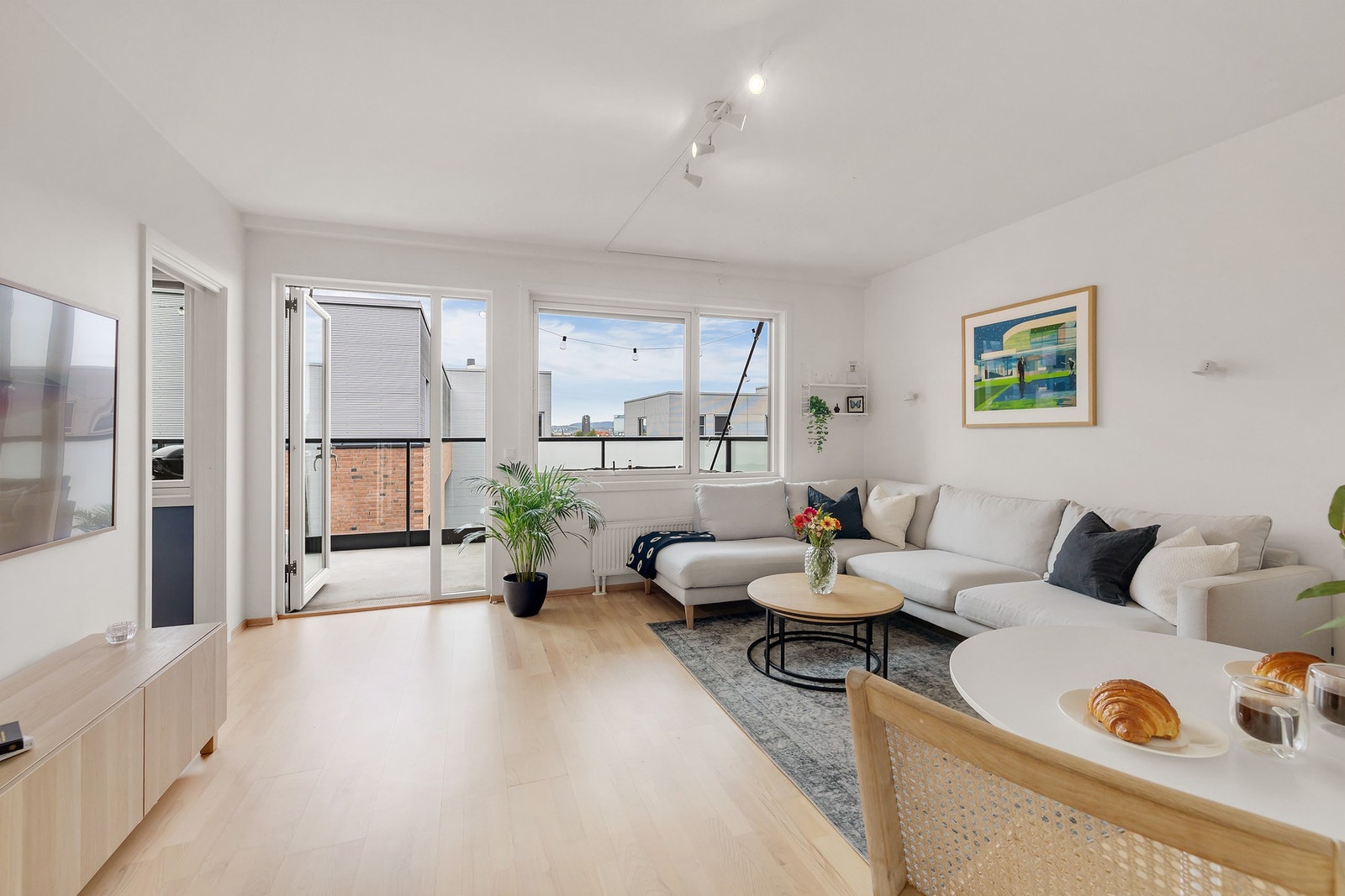 Lys og luftig stue som byr på gode møbleringsmuligheter. Galleribilde