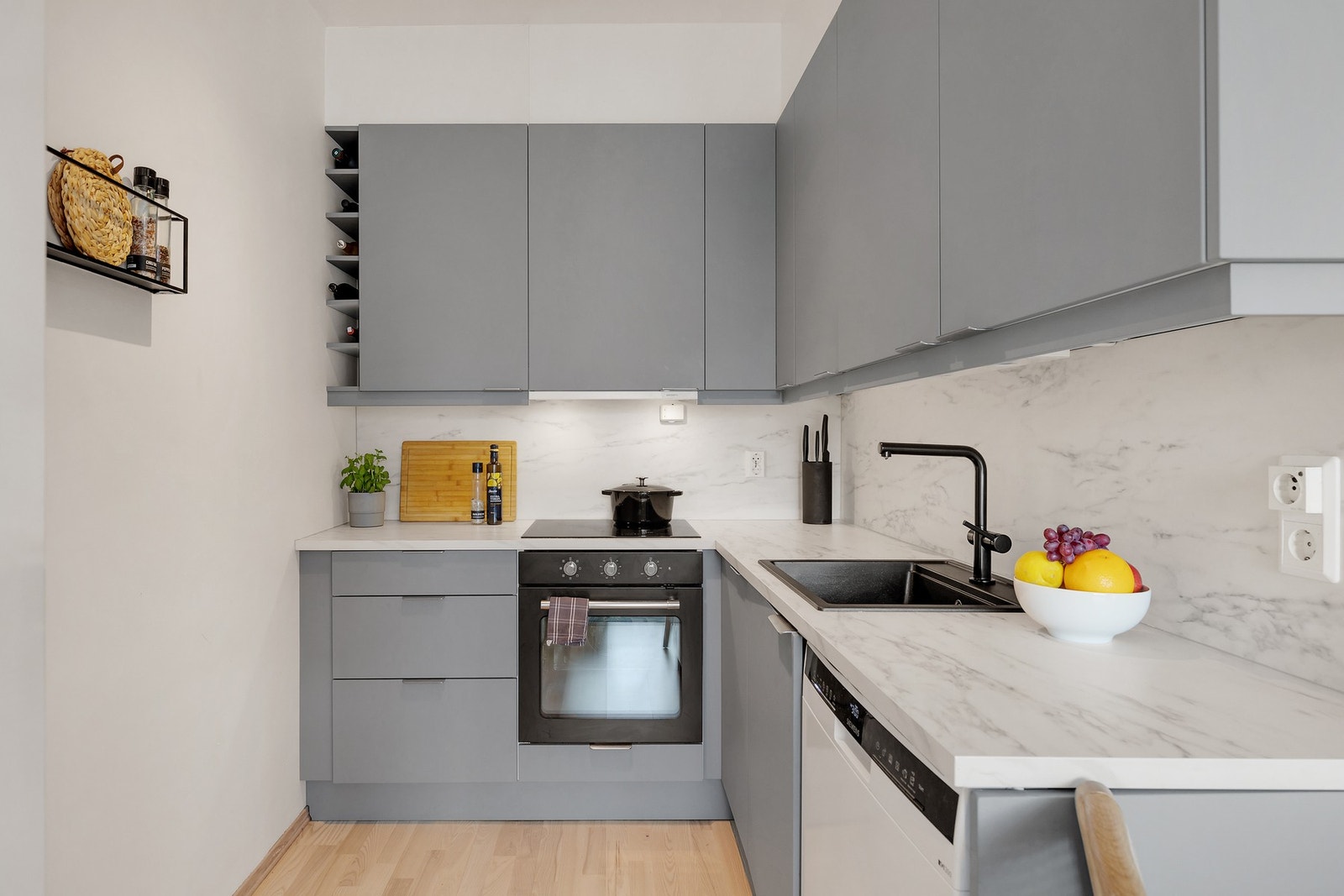 Pent og moderne kjøkken i en tidsriktig fargetone. Godt med skap- og benkeplass! Galleribilde