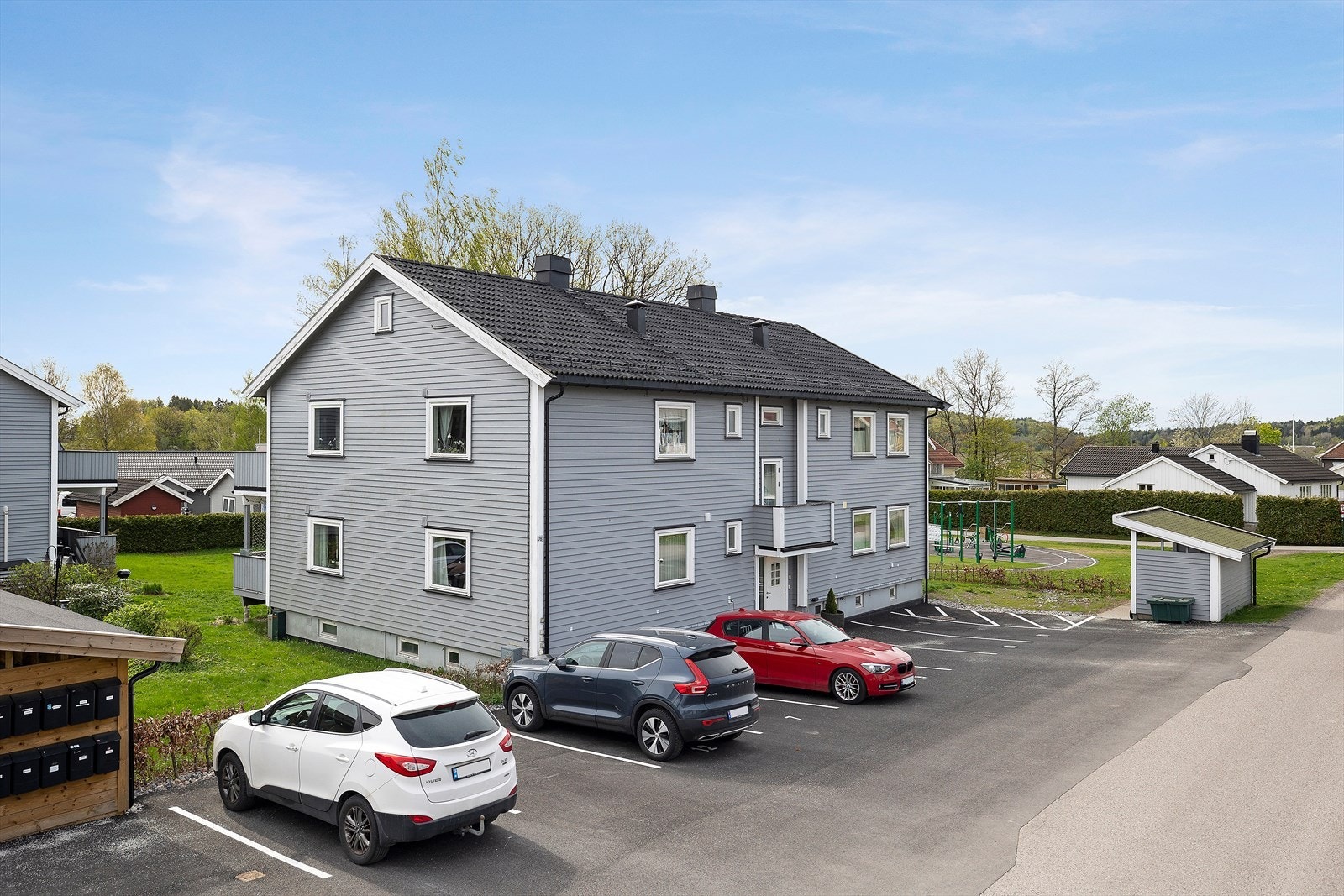 Parkeringsplass utenfor boligen. Galleribilde