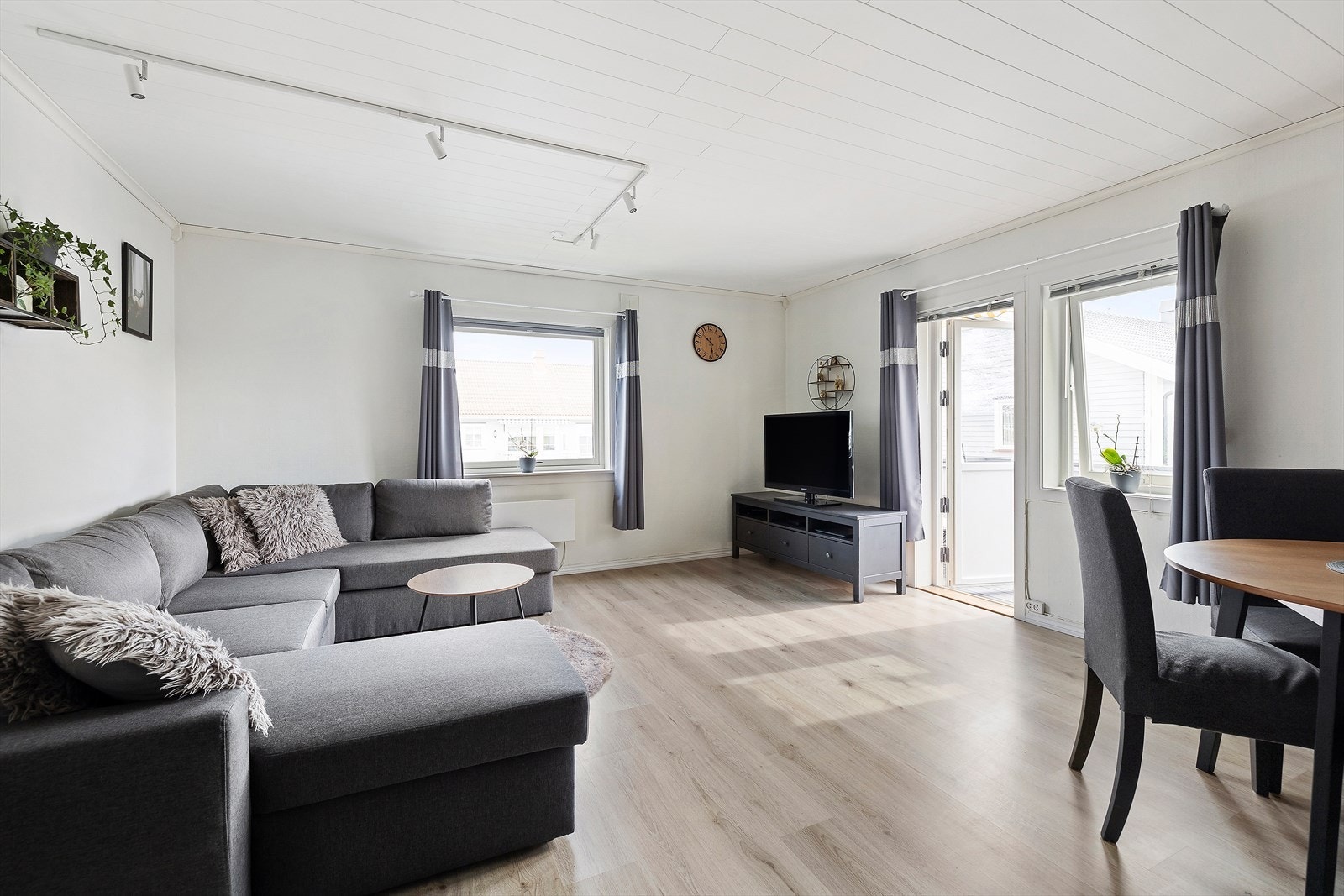 Leiligheten har gjennomgående overflater med malte panelplater og malt strie på veggene. Galleribilde