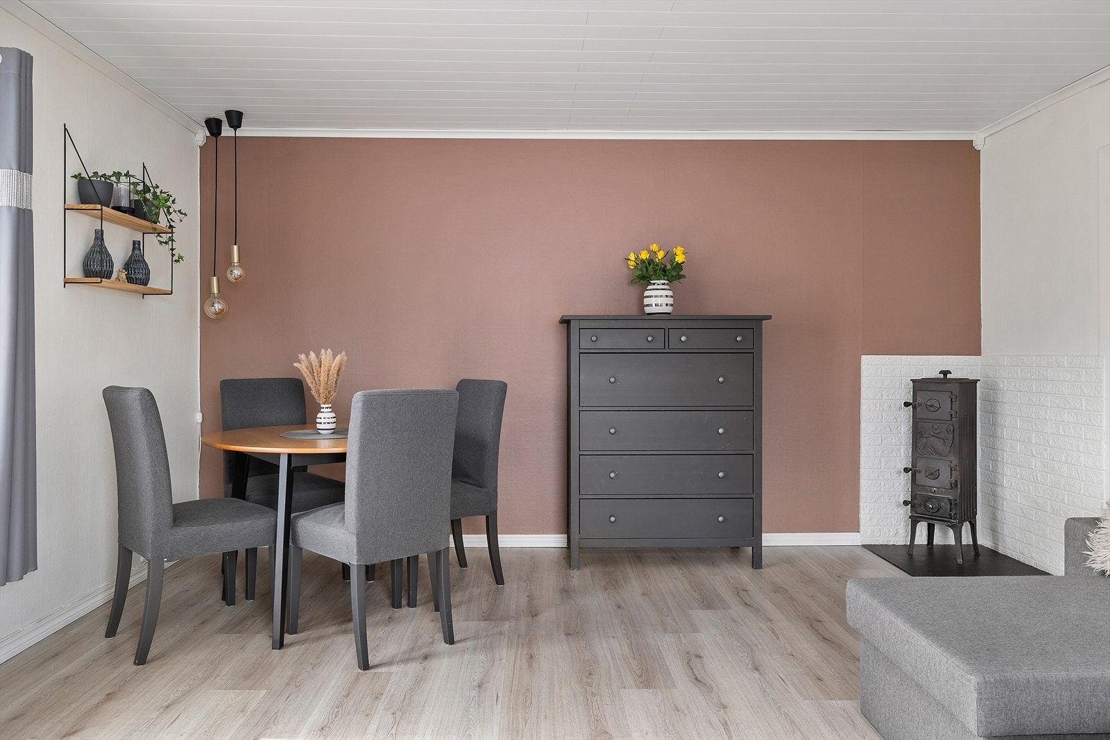 I stuen er det også plass til spisebord, her kan man nyte godt lag med venner eller familie. Galleribilde