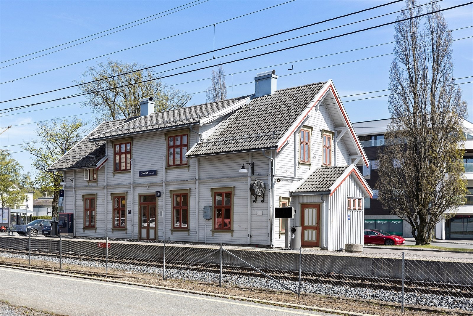 Det er gangavstand til Stokke togstasjon (ca. 10 minutter), som har hyppige avganger mot Tønsberg, Sandefjord, Larvik og Oslo. Galleribilde