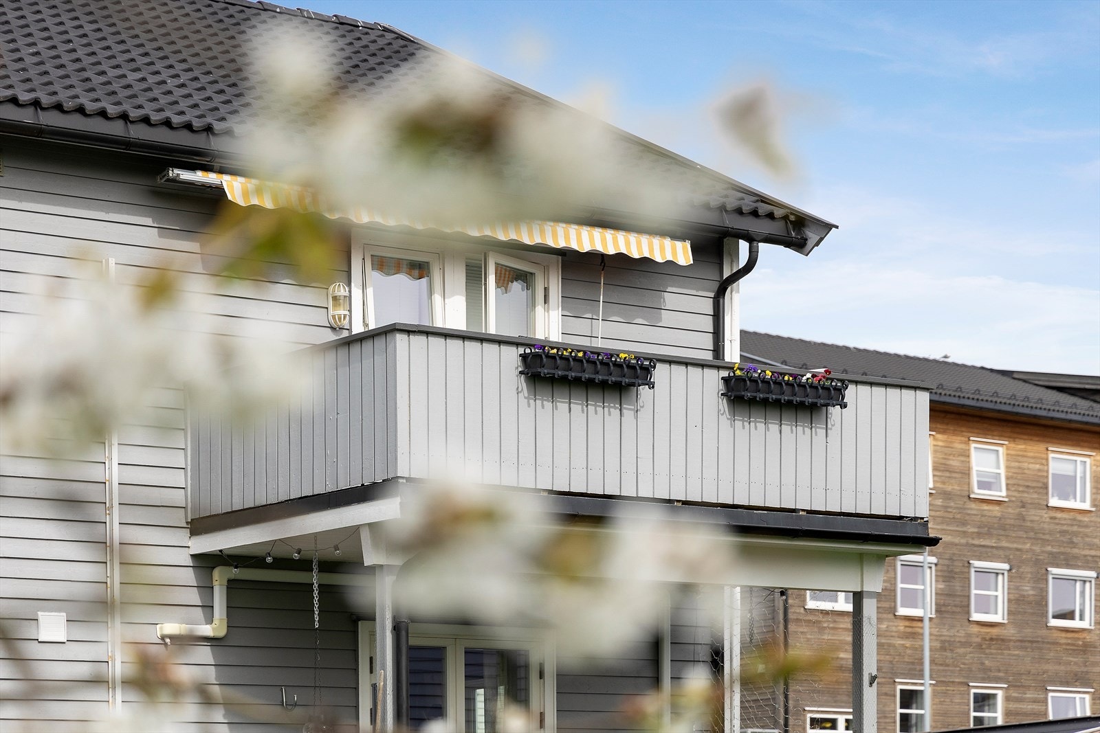 Jevnakerveien 7B har en svært attraktiv beliggenhet i et rolig og etablert boligområde i Stokke - midt mellom byliv og natur, med nærhet til det meste. Galleribilde