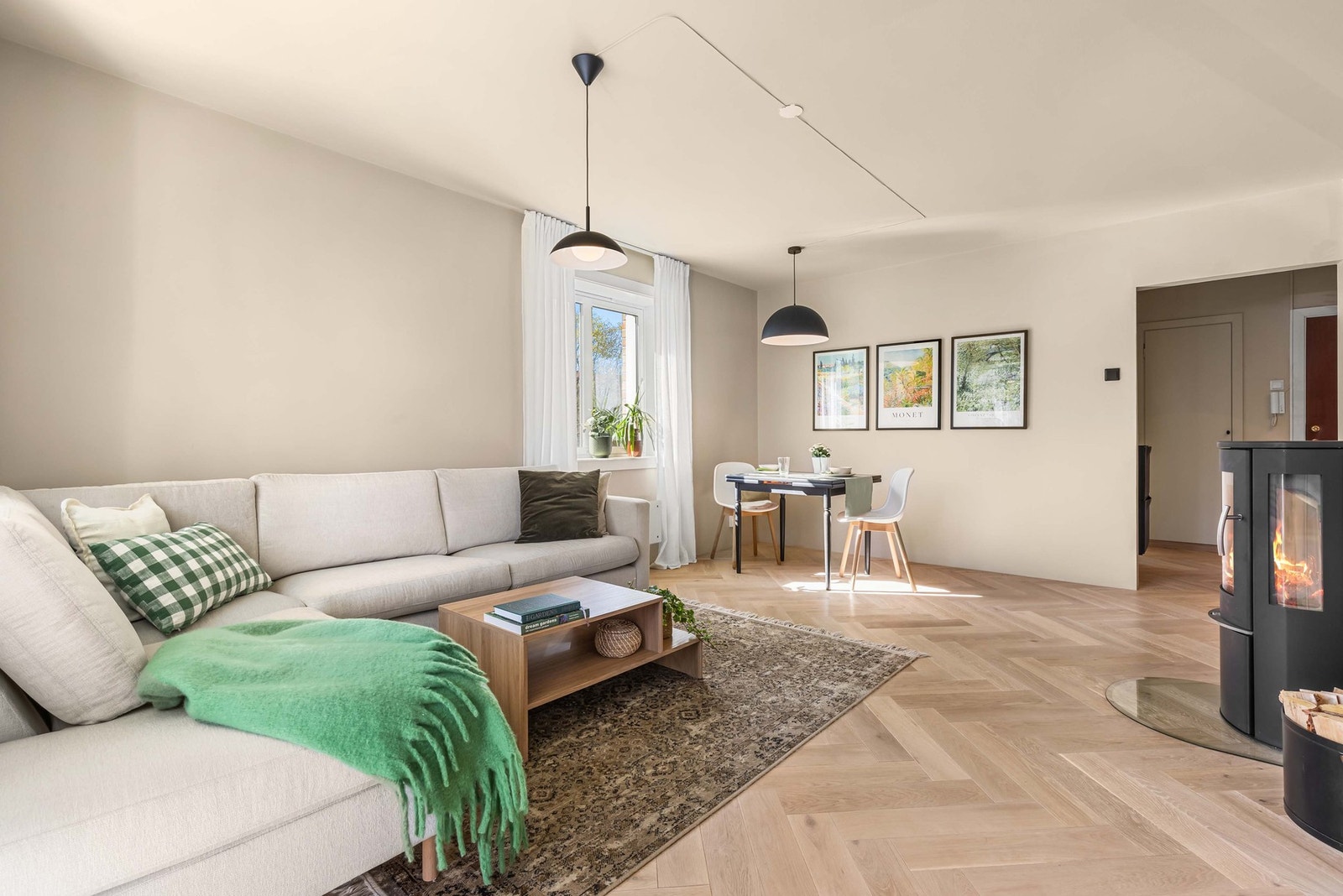 Oppholdsrommet er stort og lyst og har flott standard som ellers i boligen Galleribilde