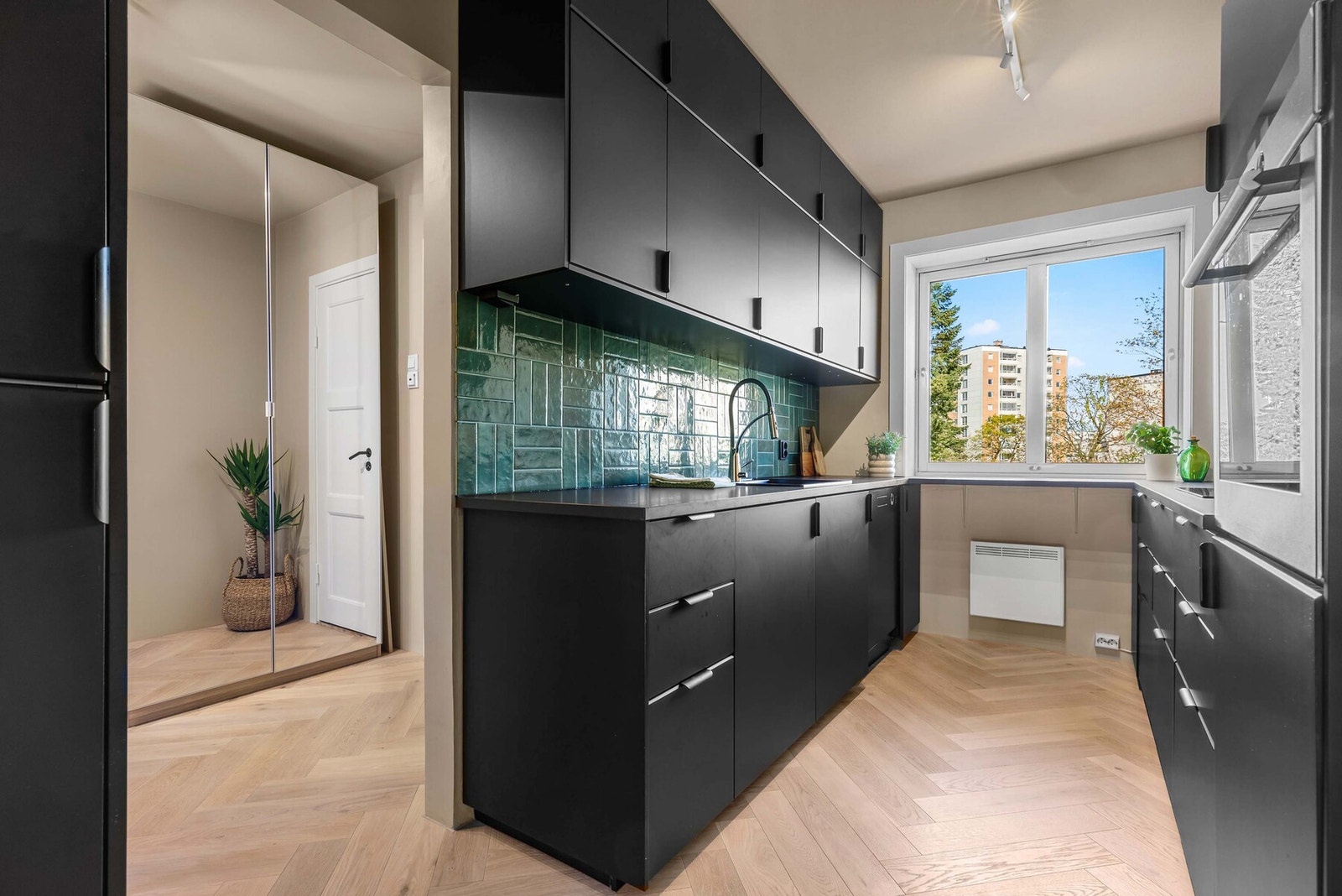 Lekkert kjøkken fra 2023 adskilt fra øvrige rom, noe de fleste foretrekker! Galleribilde