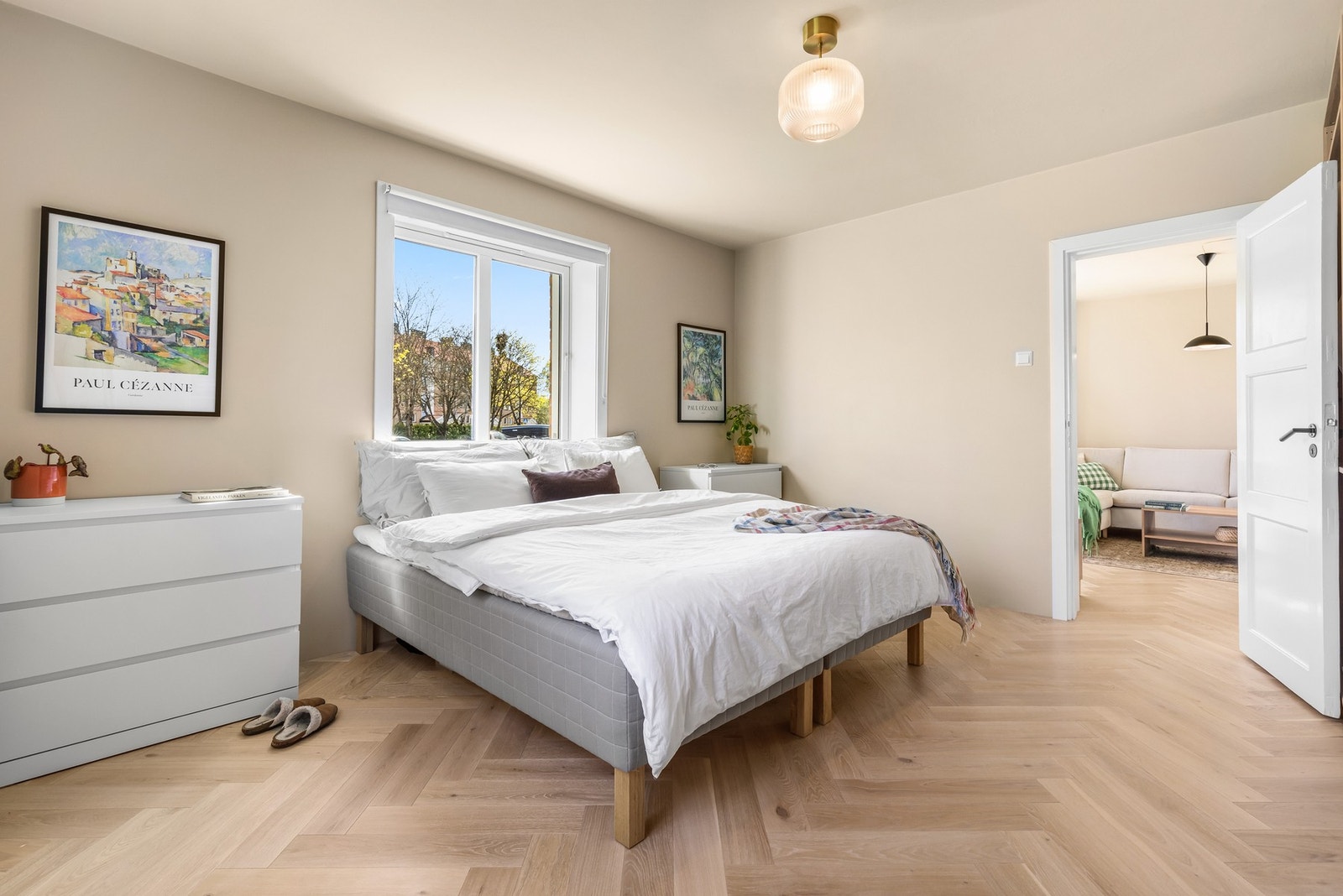 Hovedsoverommet er meget stort og har likt materialvalg som i stuen. Galleribilde