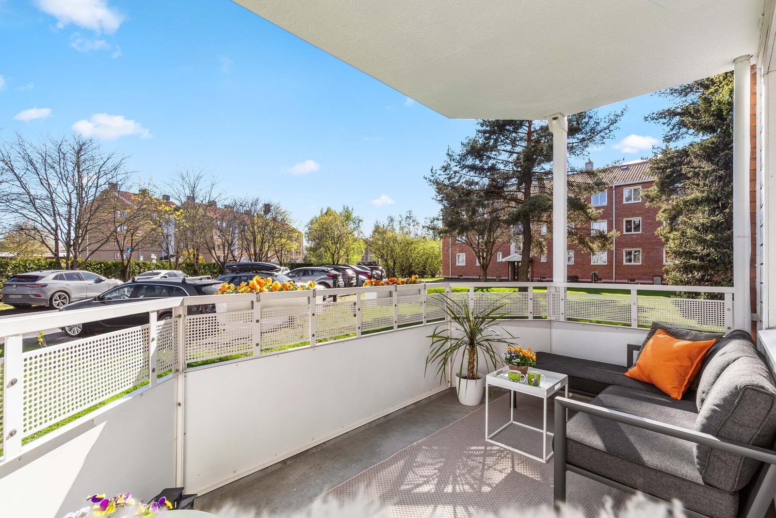 Sydvendt balkong på ca. 7 m² med gode solforhold. Galleribilde