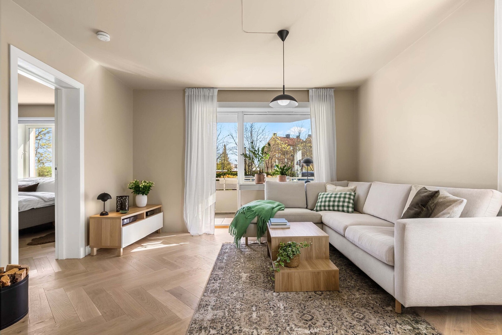 Glatte vegg og takflater i beige fargevalg kombinert med flott fiskebensparkett. Galleribilde