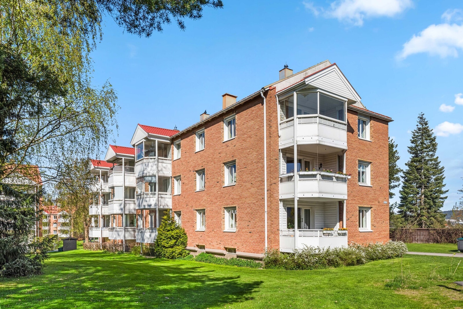 Velkommen til Kalbakkveien 30 og et velholdt, populært borettslag. Her bor du omringet av store grønne fellesarealer Galleribilde