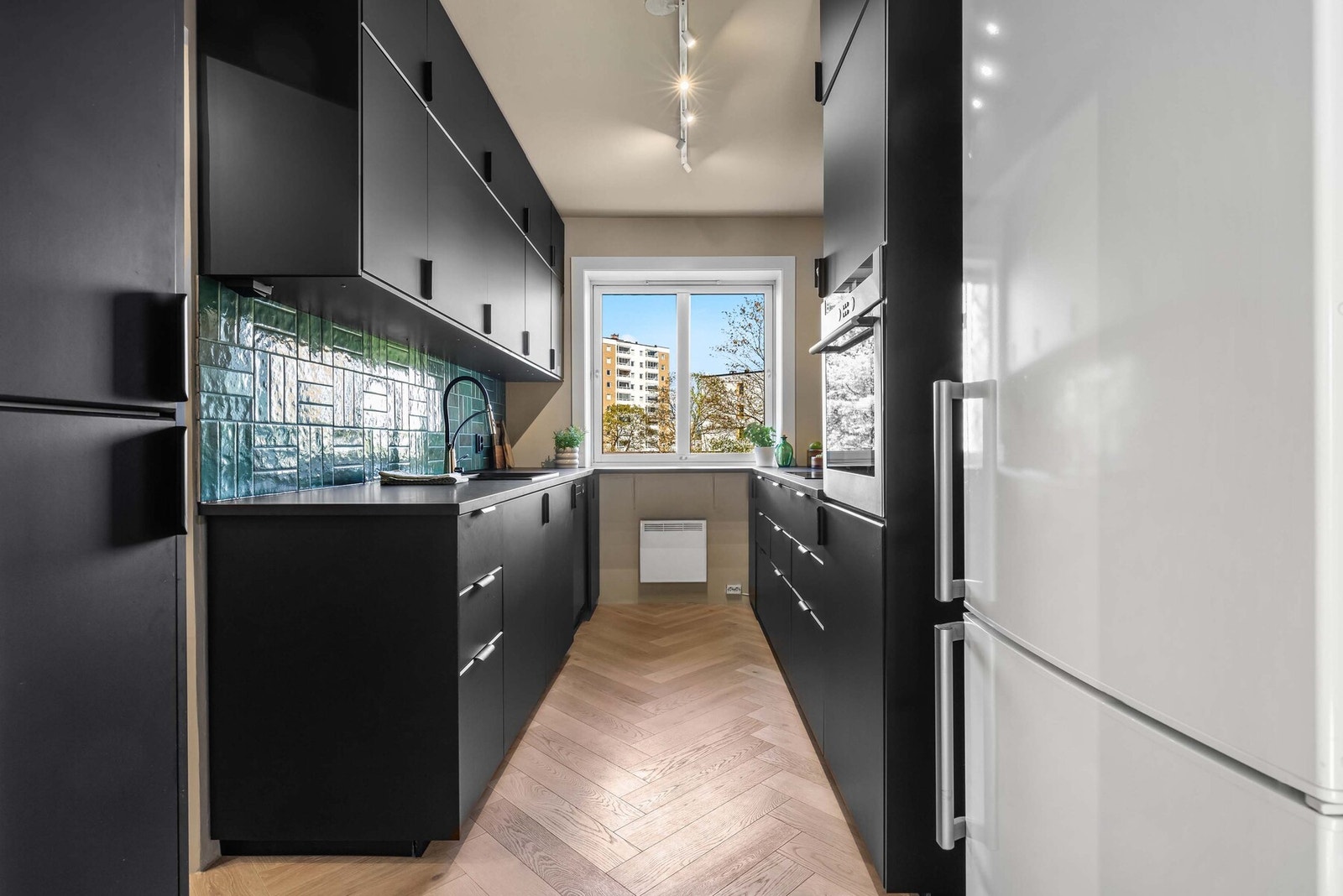 Det er lagt lyst fiskebensparkett i slutten av 2022 og glatte vegg og takflater i beige fargevalg. Galleribilde