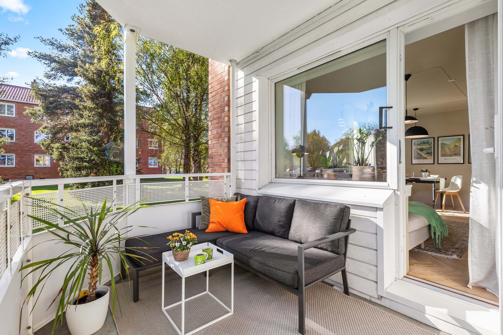 Videre ut til boligens trivelige balkong Galleribilde