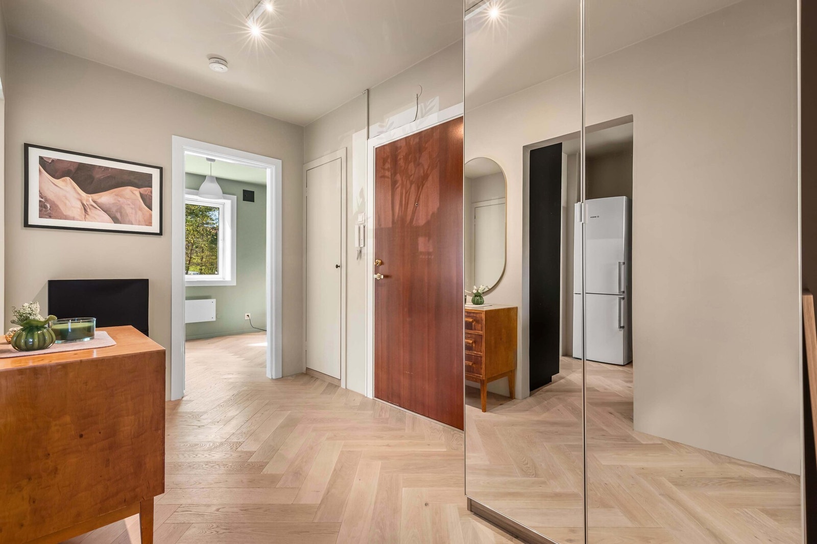 I entréen er det garderobeskap som medfølger og det er plass til mer møblement, knaggrekker osv. Galleribilde