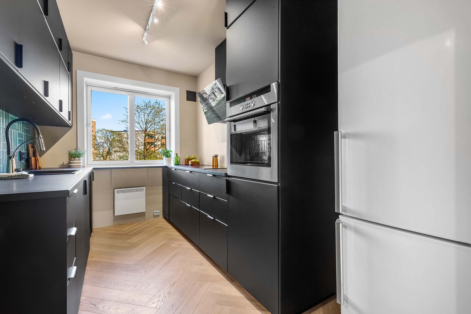 Flott kjøkken fra 2023 i eget rom. Masse av skap og arbeidsplass og alt av hvitevarer medfølger. Galleribilde