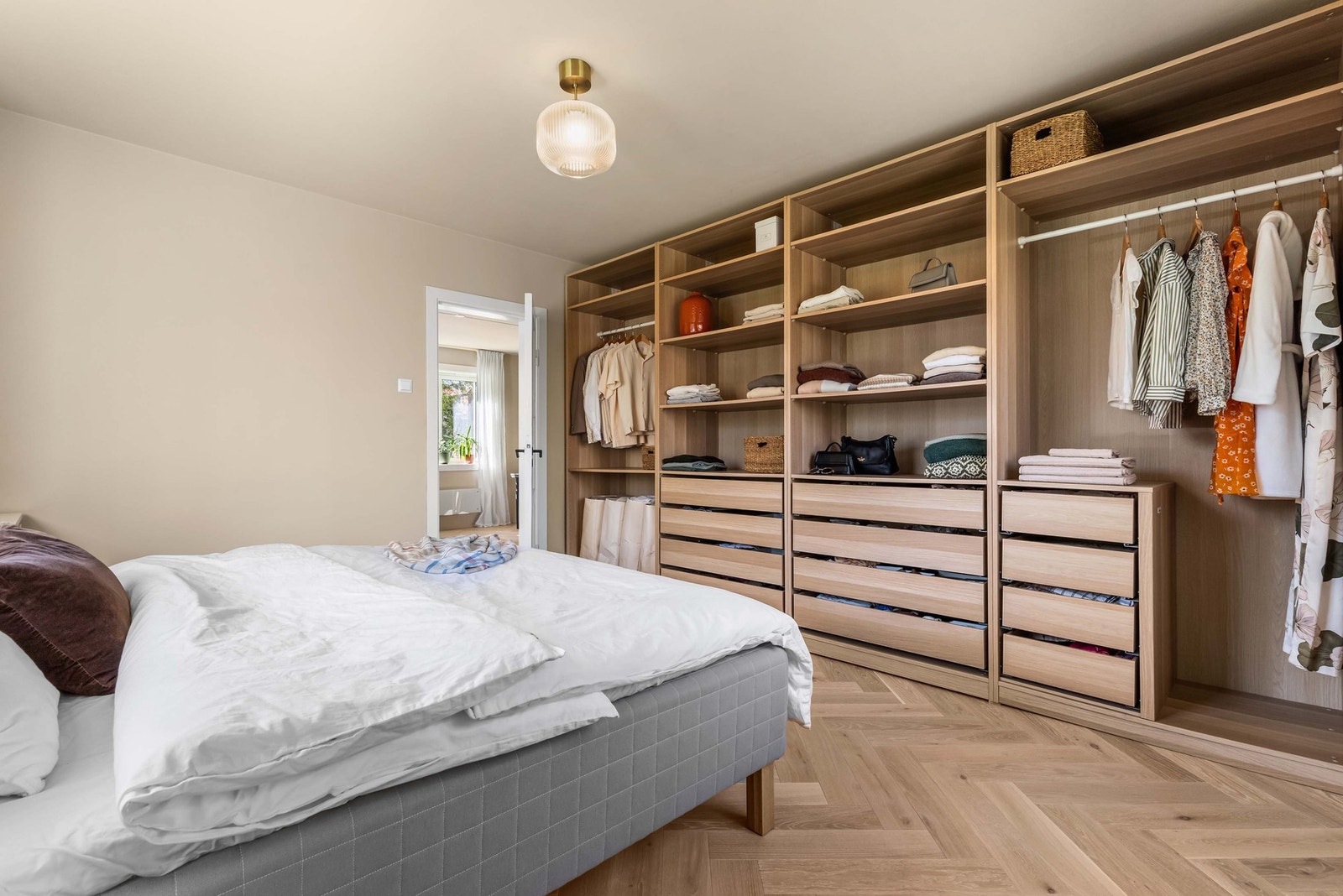 Vegg til vegg garderobeinnredning i eik er montert! Galleribilde