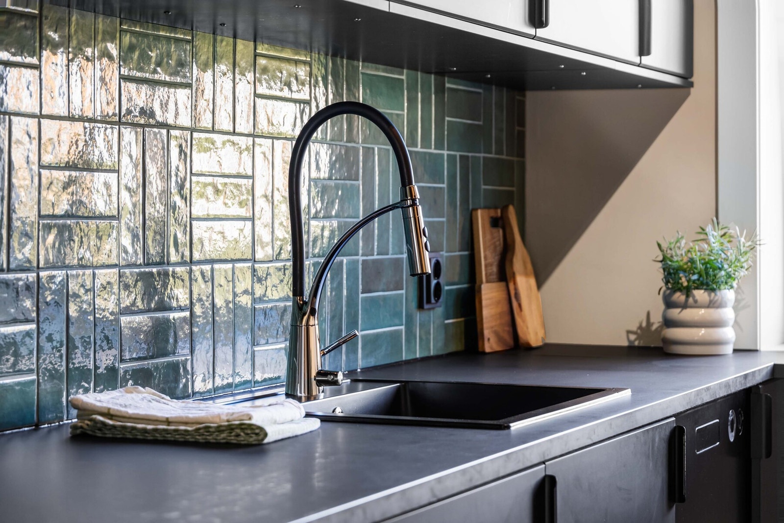 Komfyrvakt og aquastop/lekkasjevarsler med sensorer og magnetventil er installert. Galleribilde