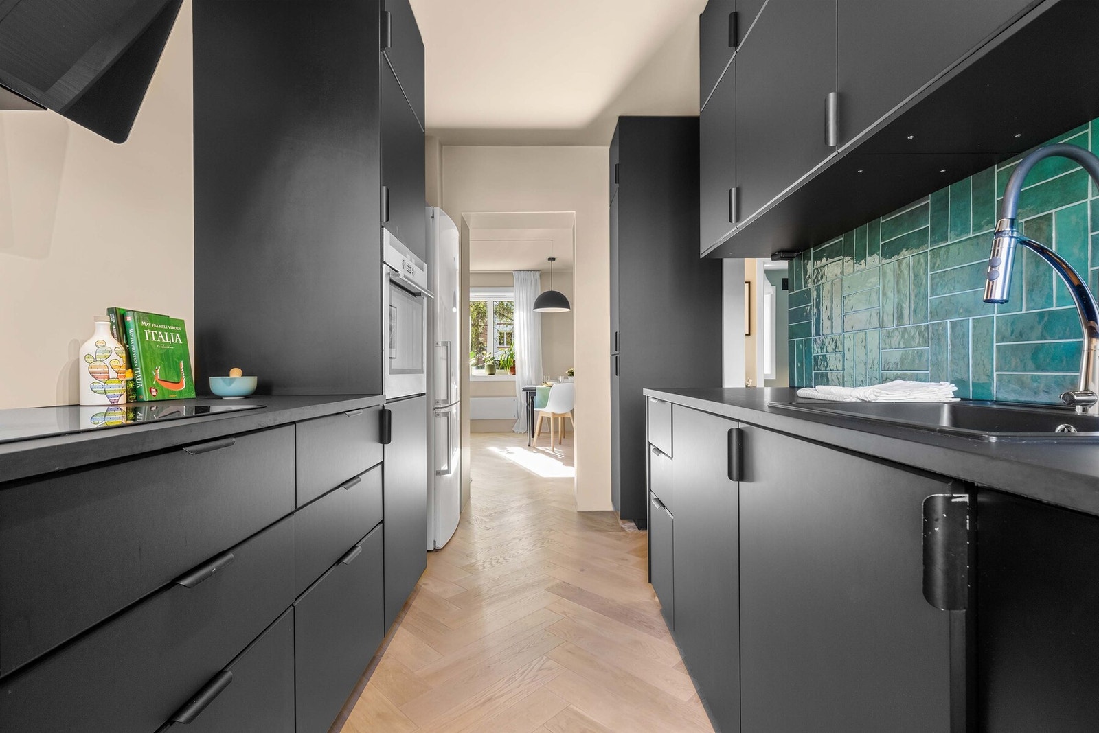 Med innredning på begge sider og noe opp til taket er du sikret godt med arbeidsplass og oppbevaringsmuligheter Galleribilde