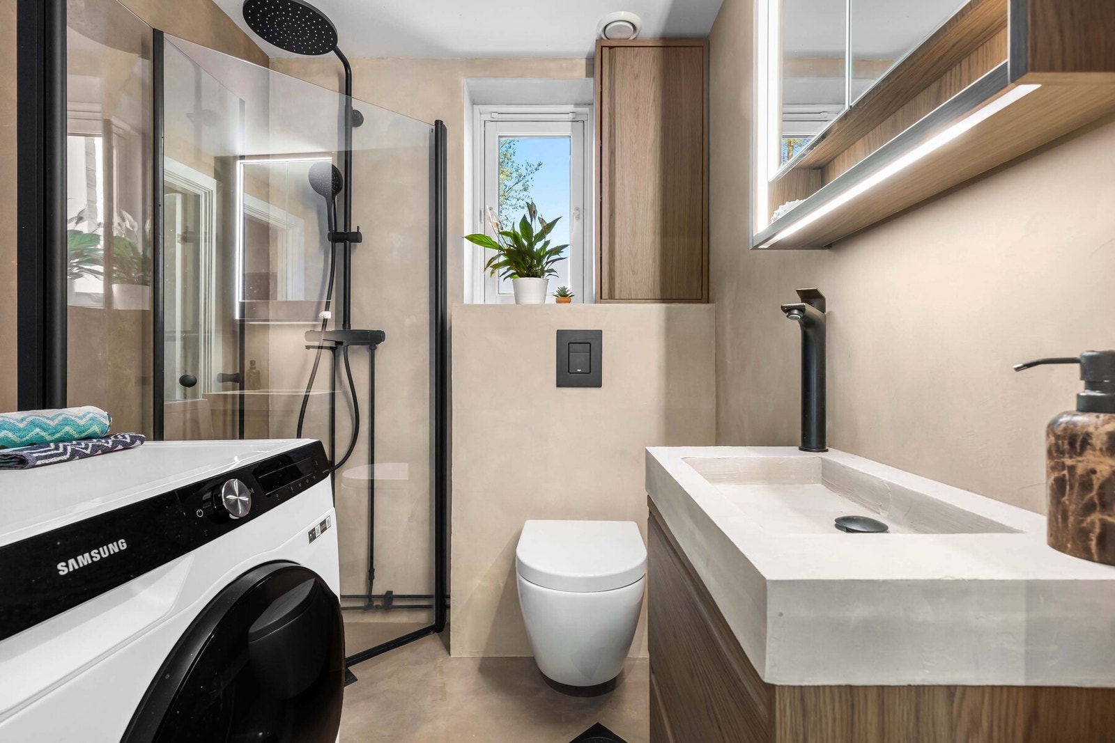 Badet er overflateoppusset i 2024 med komplett ny innredning og microsement på vegg og tak. Galleribilde