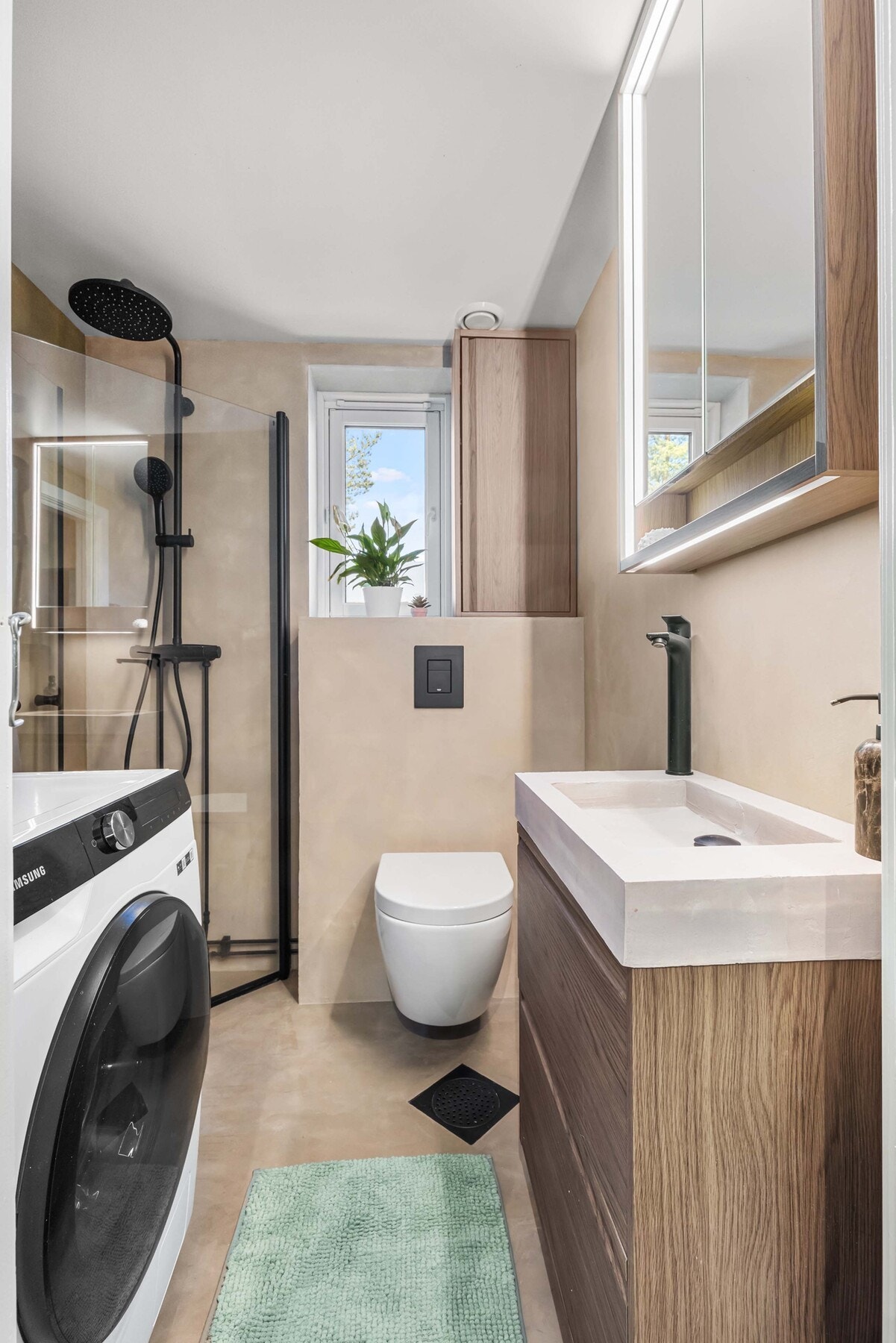 Lekkert bad av god størrelse med varmekabler i gulv og flott innredning og dusjhjørne med regnfallsdusj Galleribilde