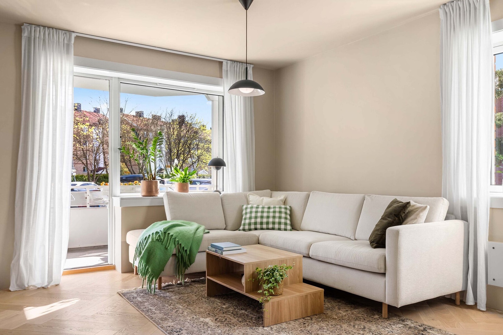 God plass til større sofagruppe og TV ovenfor. TV og internett er inkl i felleskostnader. Galleribilde