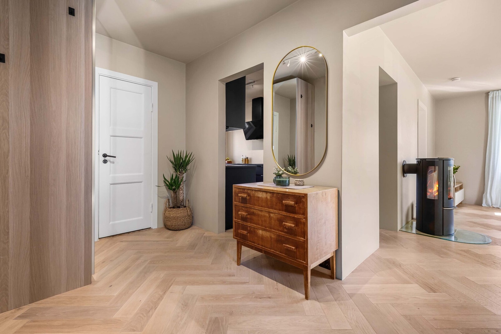 Første inntrykket starter i entréen med fiskebensparkett og glatte malte vegg- og takflater i samme farge. Galleribilde