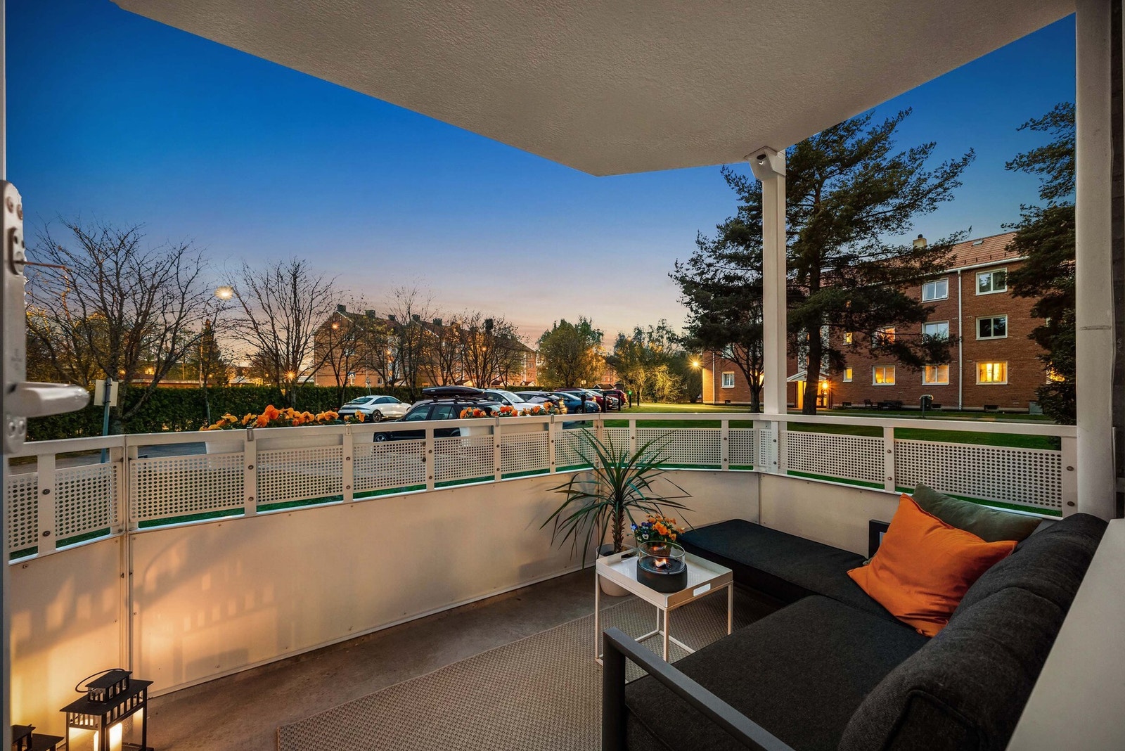 Hyggelig stemning ute også på kveldstid Galleribilde