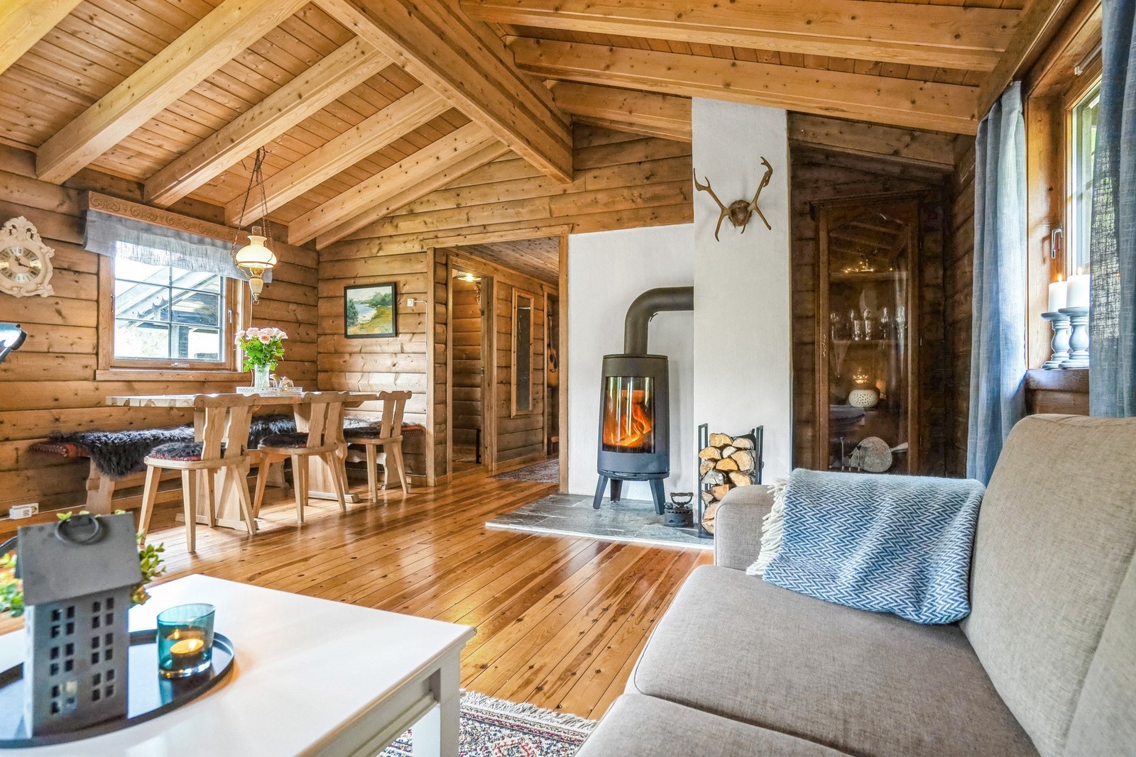 Det er god plass til en spisegruppe på stuen. Galleribilde