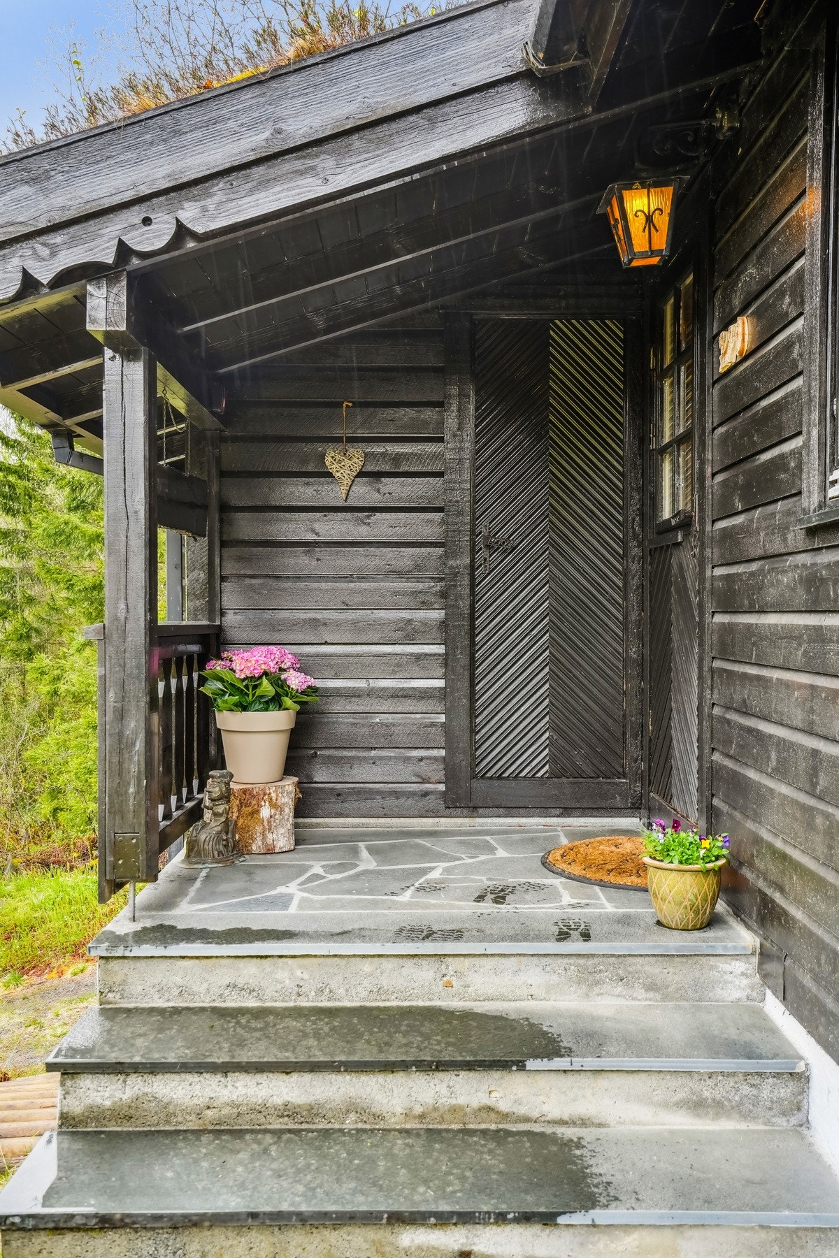 Hyggelig inngangsparti med trappetilkomst. Det er skifterbelagte trinn og dekke ved inngangen. Galleribilde