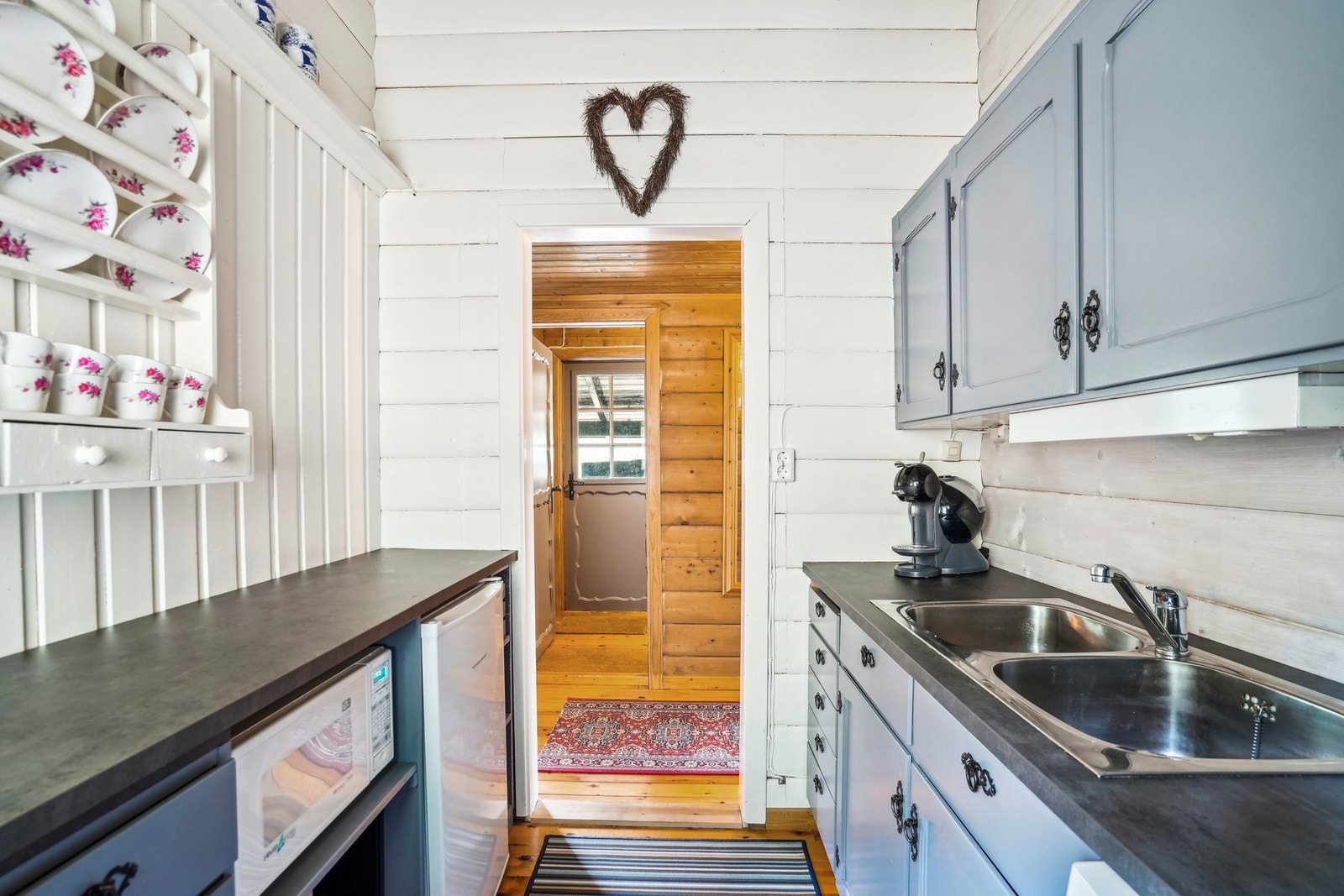 Nedfelt oppvaskkum av rustfritt stål. Galleribilde