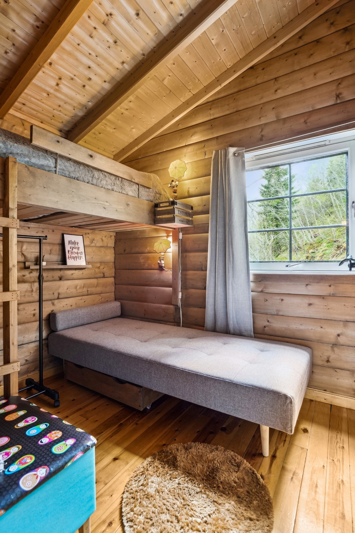 Soverom nr 2 med veggmontert seng og det er plass til seng og nattbord under. Galleribilde