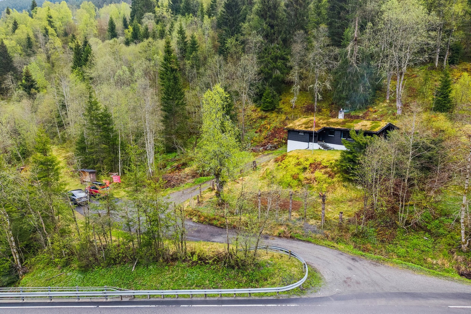 Eiendommen har landlig beliggenhet like øst for Dregebrua på Stranda. Galleribilde