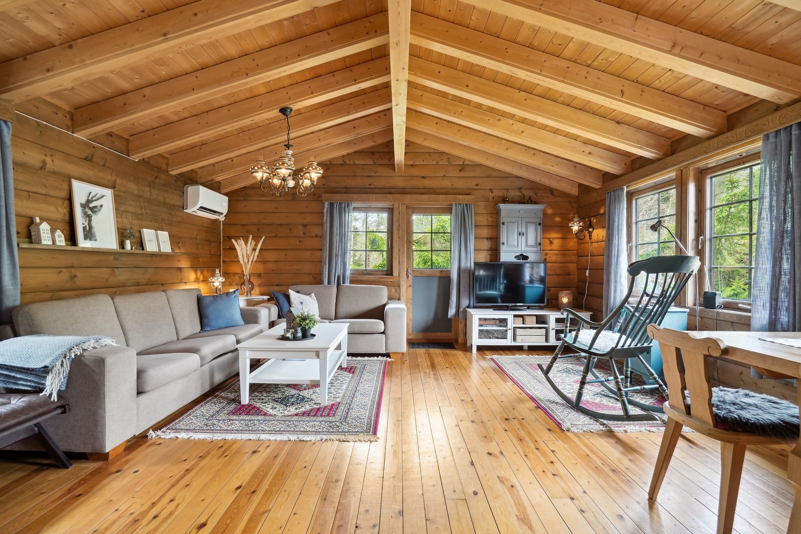 Det er montert varmepumpe. Fra stuen er utgang til en hyggelig veranda. Galleribilde