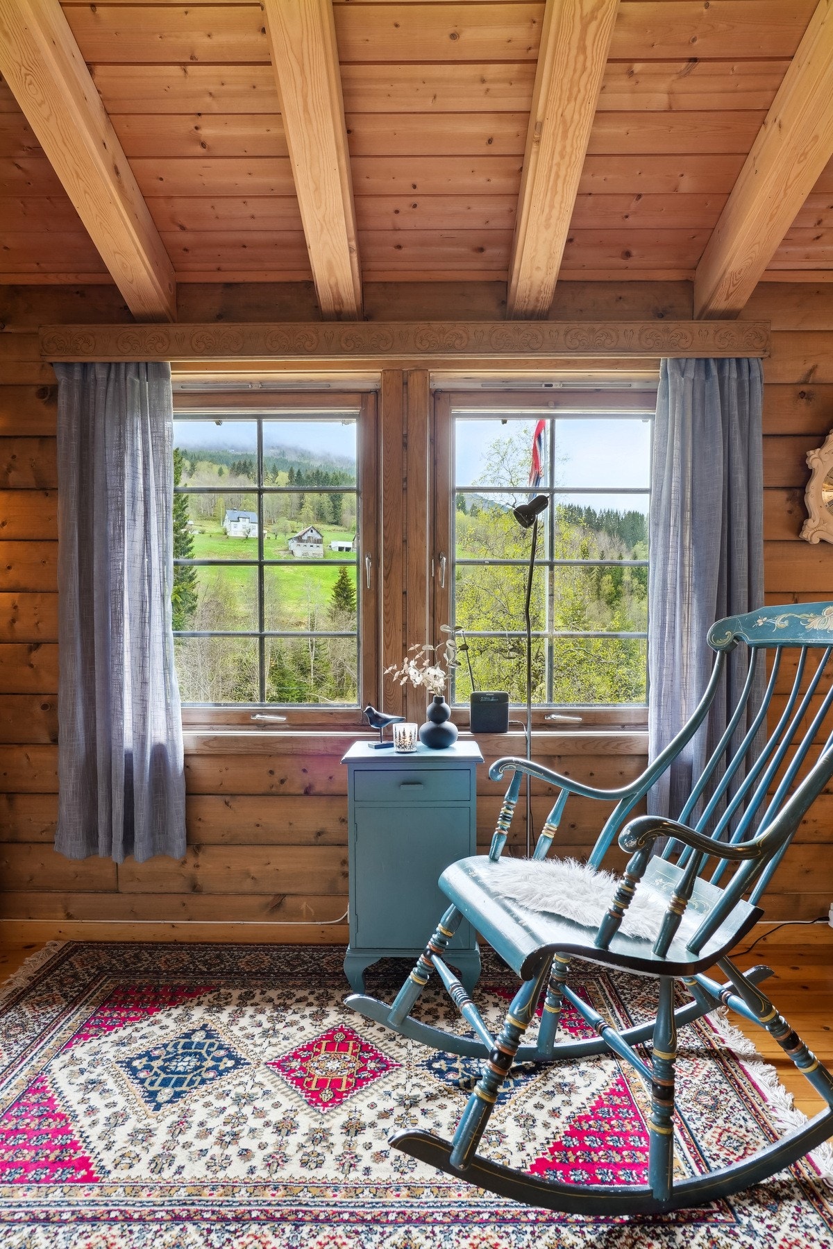 Her kan du nyte hyttelivet fremfor utsikten over skog og landskap. Galleribilde