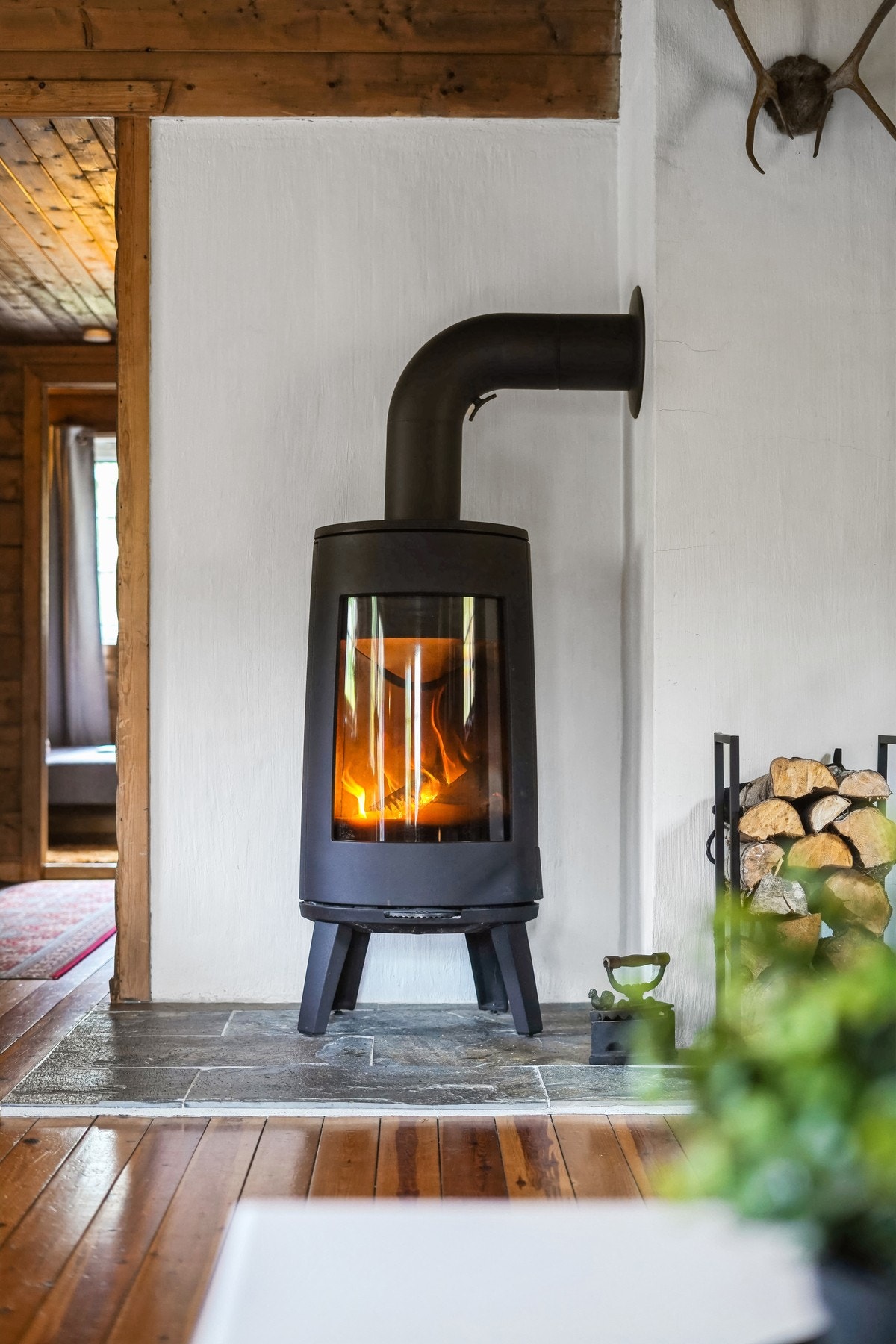 Det er montert en nyere vedovn på stuen fra 2020 for god oppvarming. Galleribilde