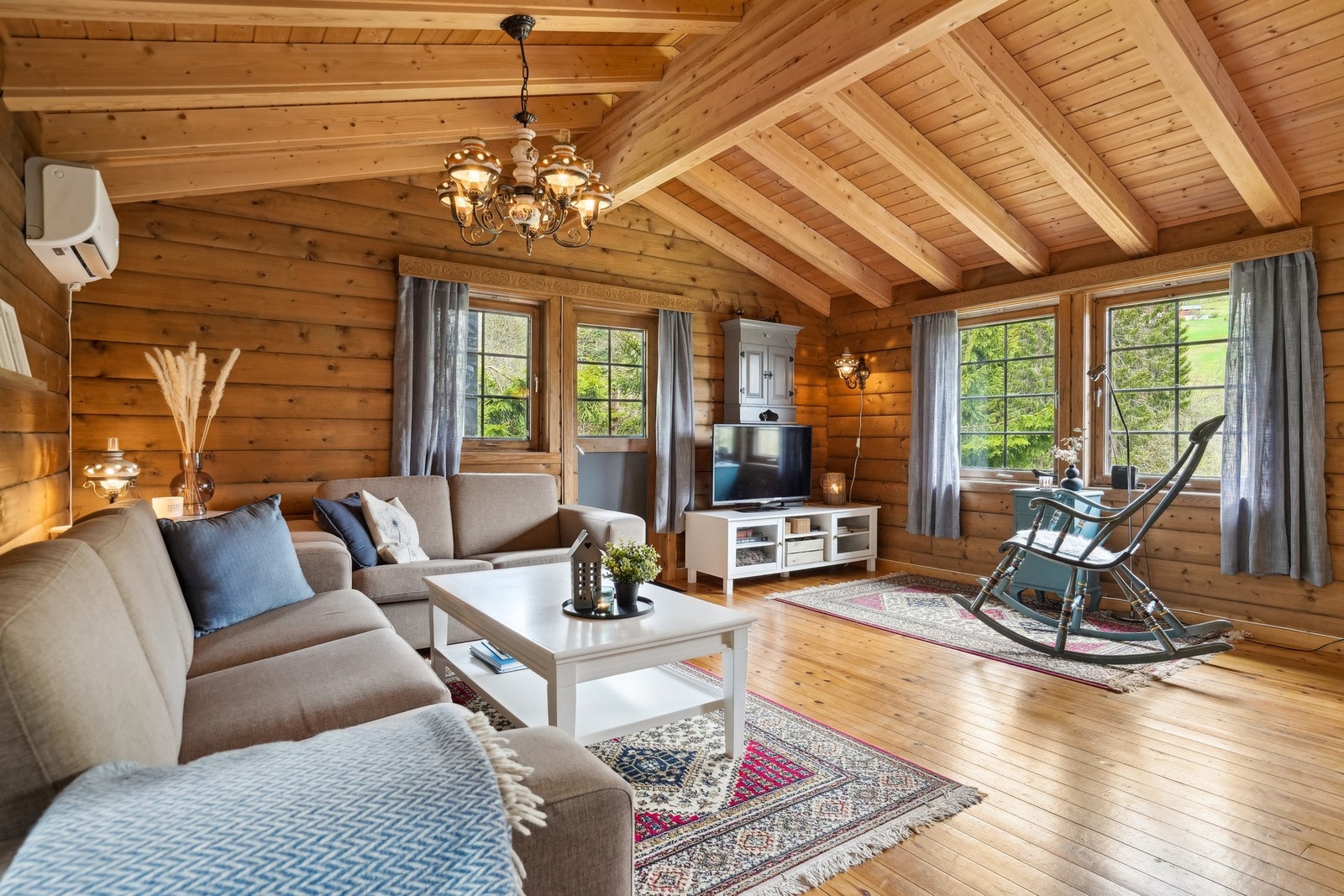 Stuen har god størrelse med plass til møblering av sittegruppe og godstol. Galleribilde