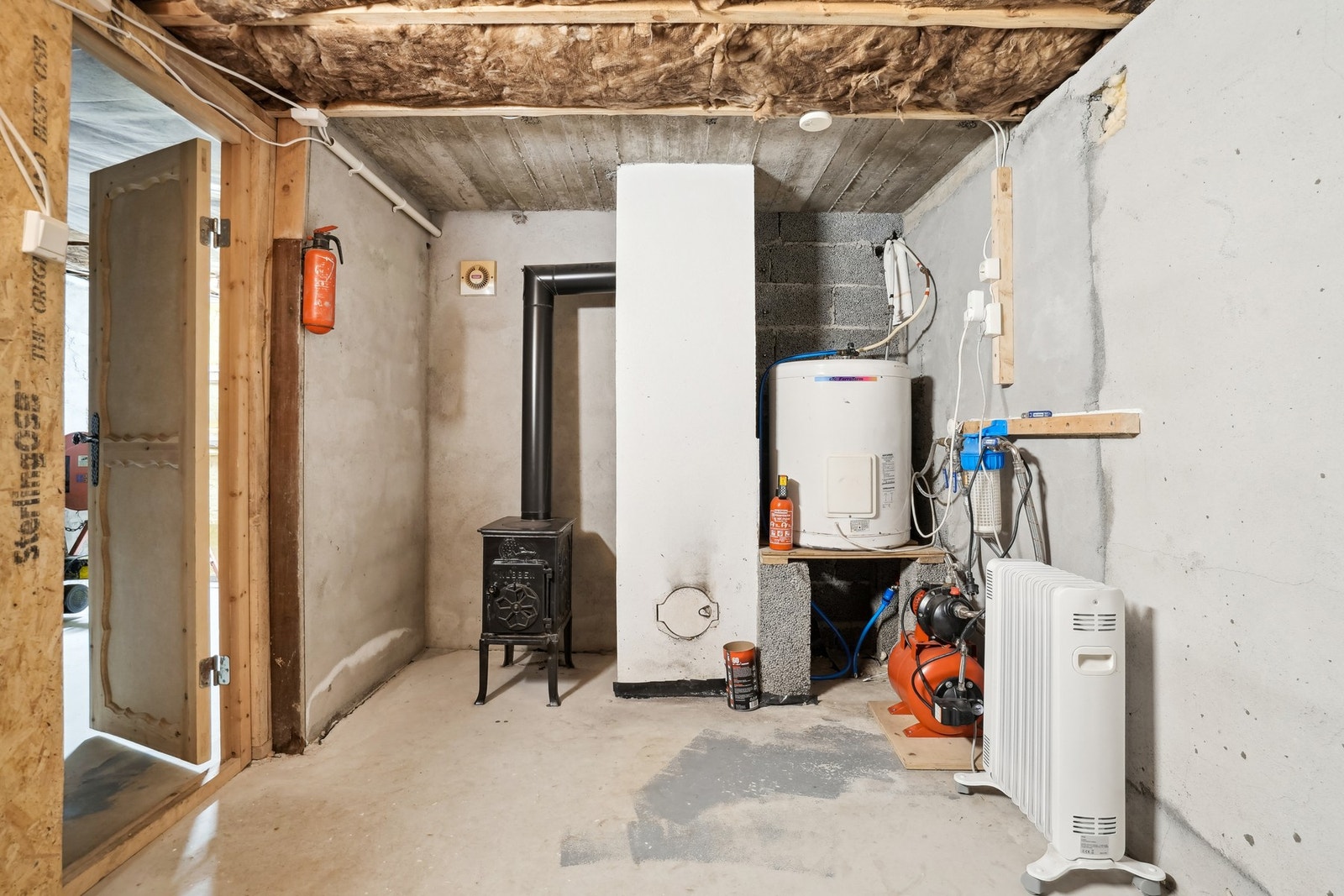 Teknisk rom med varmtvannstank. Galleribilde