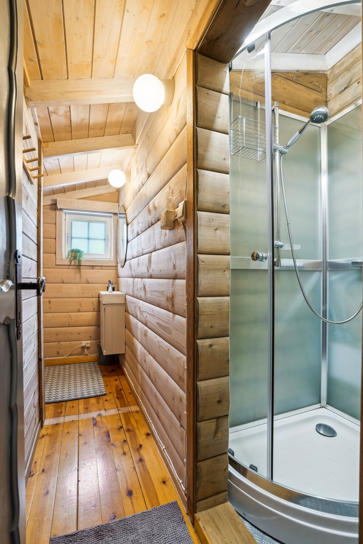 Badet ble ombygd i 2020, og det ble lagt laminat på gulv og montert dusjkabinett. Galleribilde