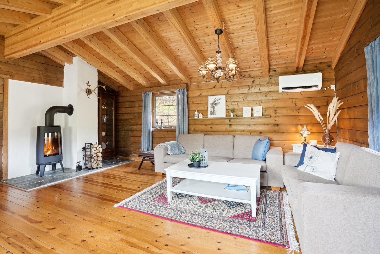 Det er gulvoverflater av furu, og på veggene og i himling er det panel. Galleribilde